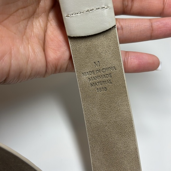 Dillards White Belt With Gold Buckle | Sz M | NWT - Picture 5 of 7